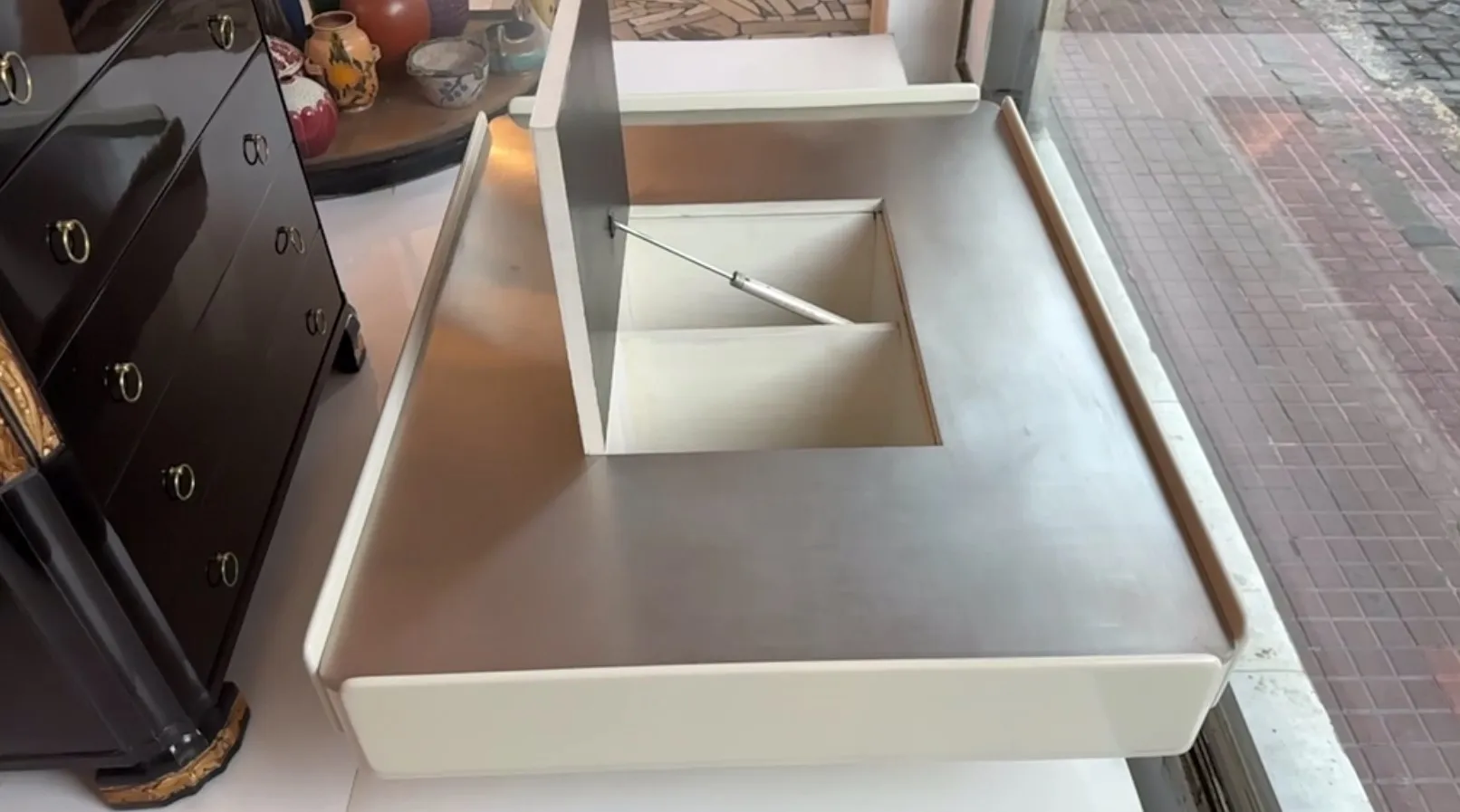 mesa de centro antiga de design vico magistretti em ambiente elegante