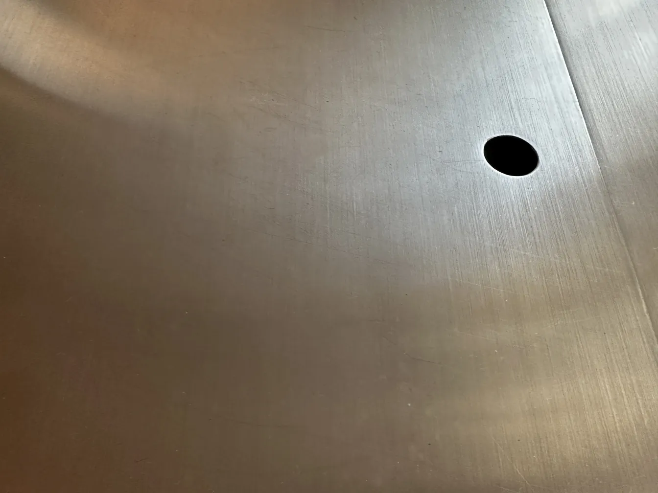 tavolino da caffè antico con dettagli unici e atmosfera vintage