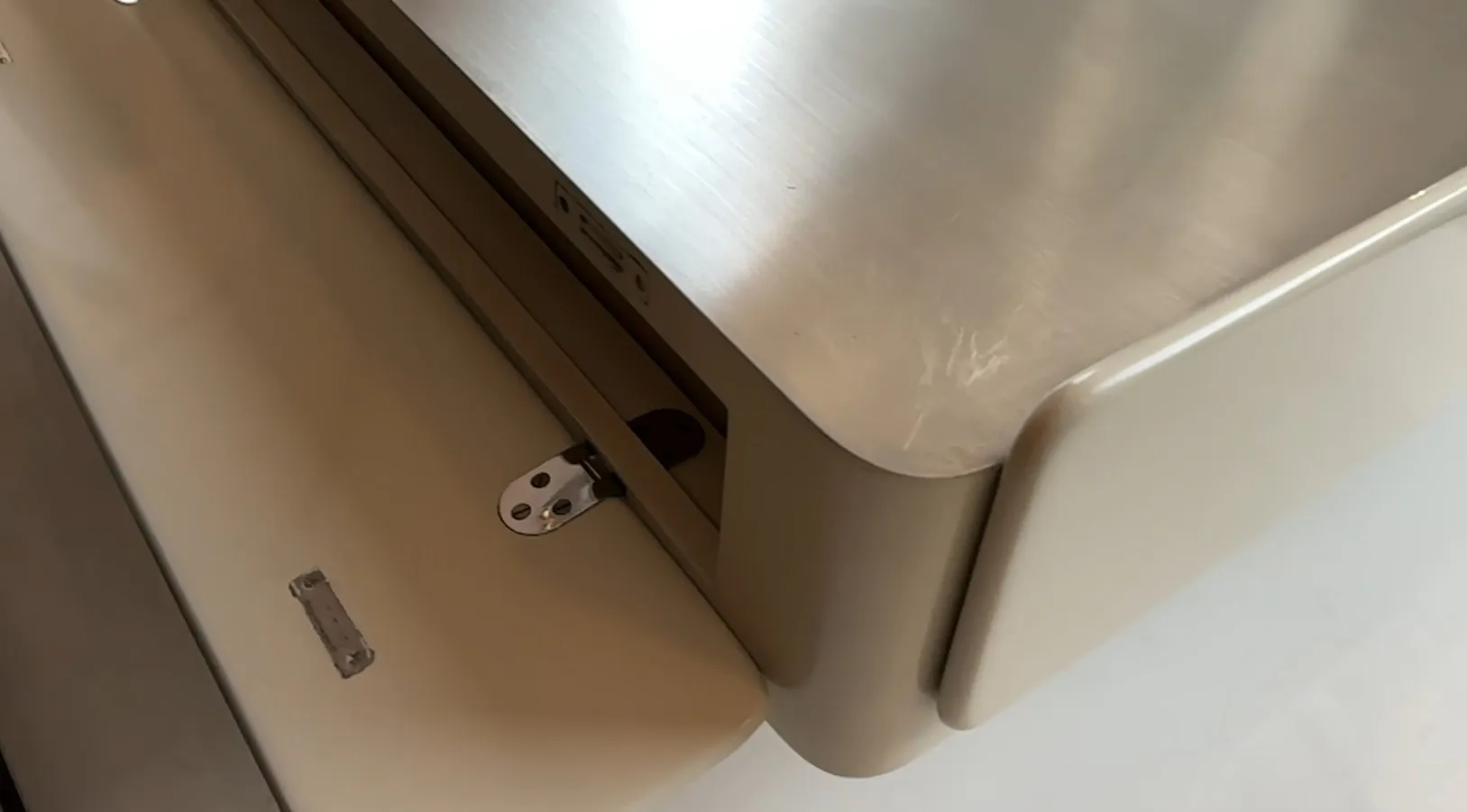 mesa ratona antigua vico magistretti en entorno acogedor