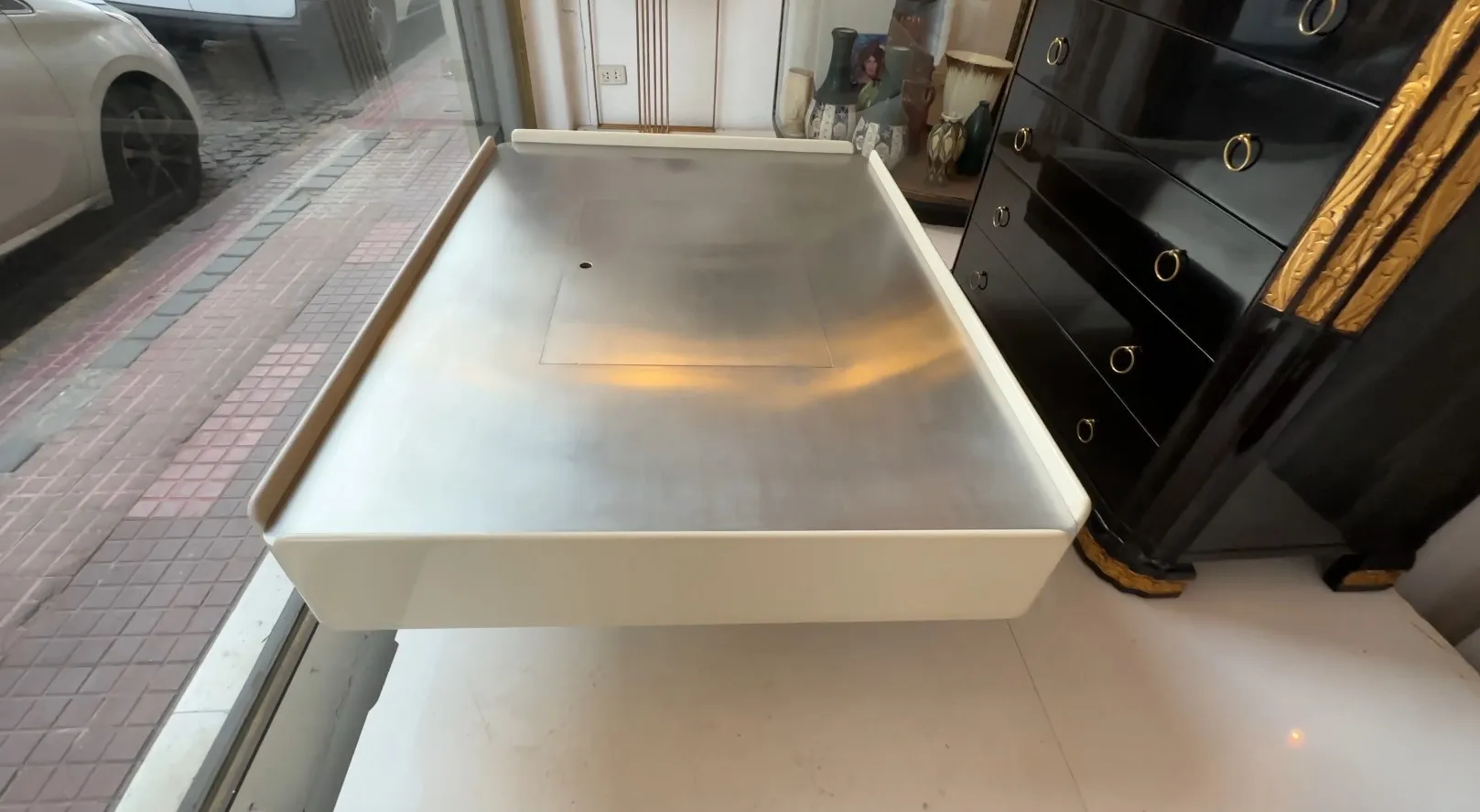 Table basse antique de vico magistretti au design épuré.