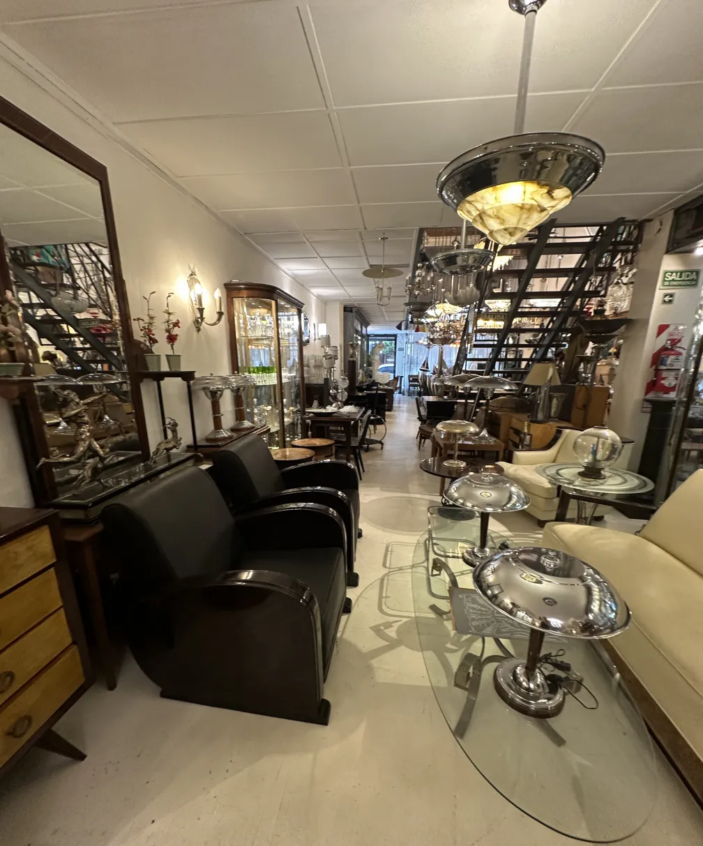 tavolino da caffè antico di forma ovale con dettaglio decorativo