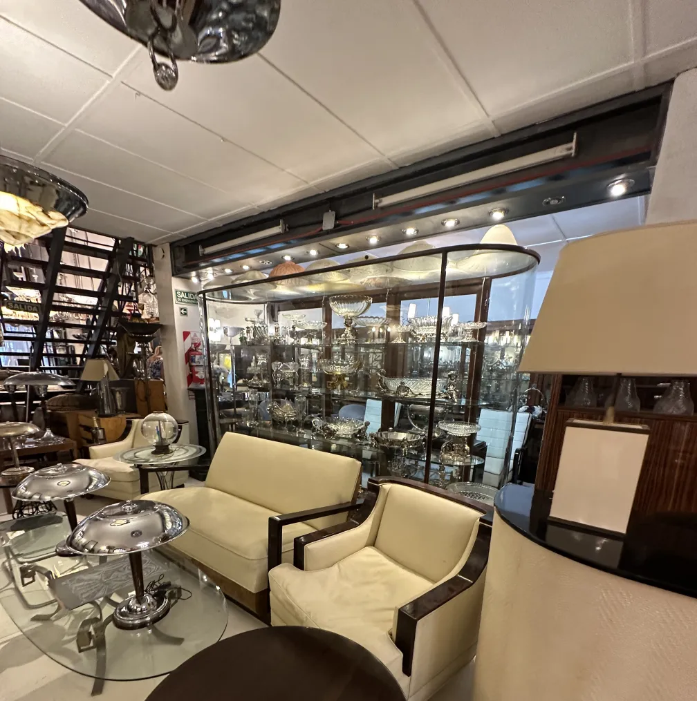 tavolino da caffè antico elegante in un ambiente accogliente