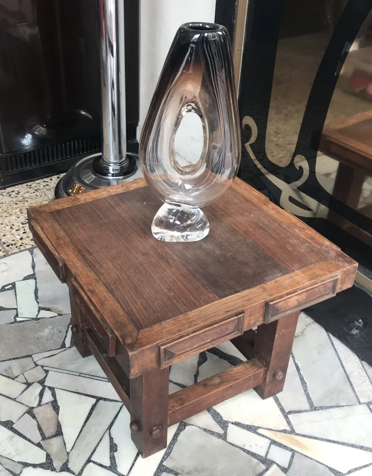 table basse ancienne avec vase en verre dans un cadre élégant