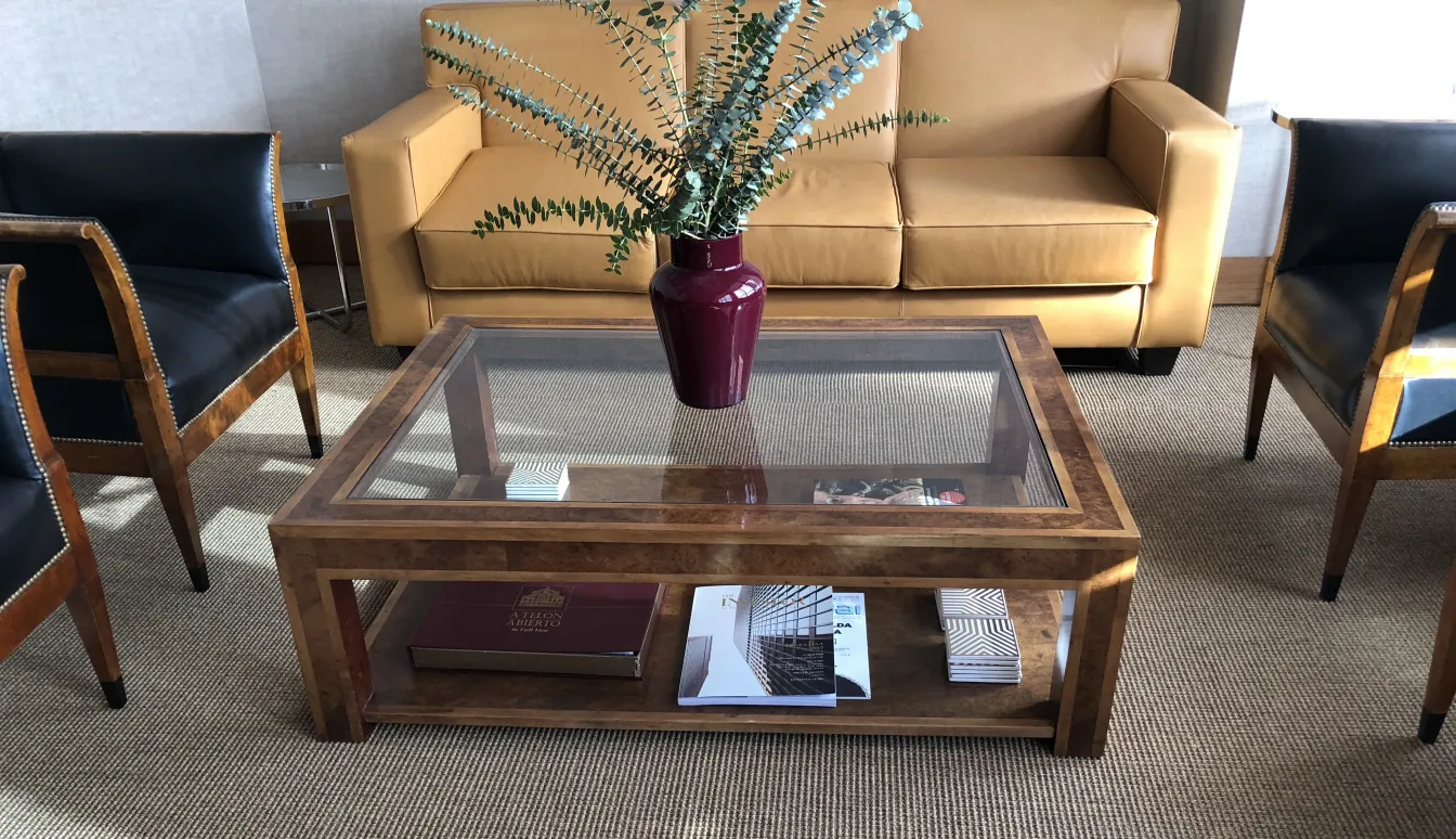 antiker couchtisch mit dekorativen Blumen und Büchern