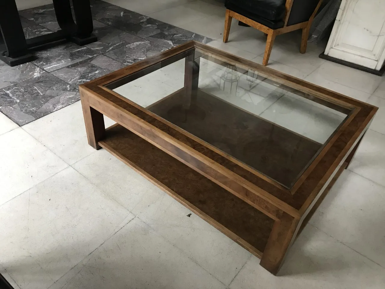 Mesa ratona antigua con cristal en ambiente moderno