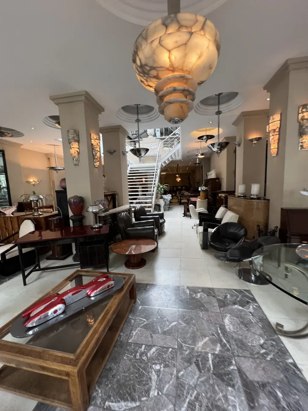 tavolino da caffè antico in un ambiente accogliente con altri mobili