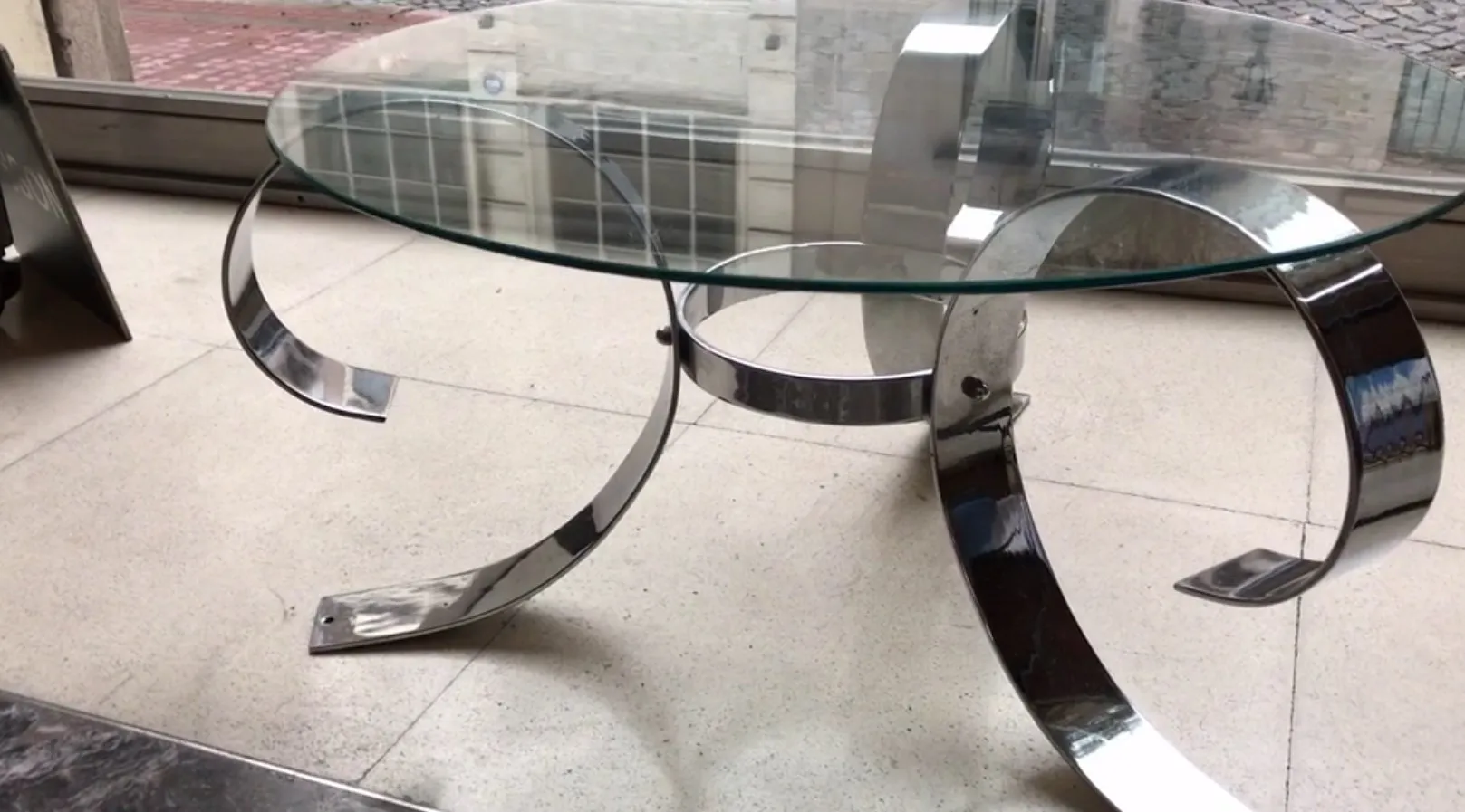 table basse antique avec base incurvée dans un cadre moderne