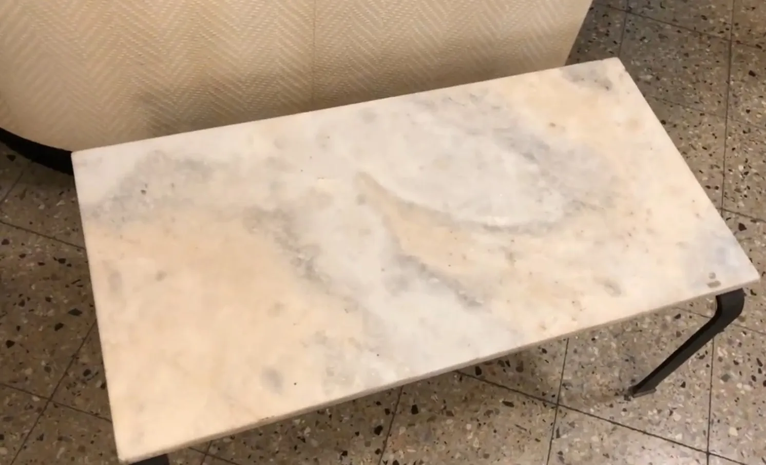 Mesa ratona antigua con superficie clara y suave en un ambiente acogedor