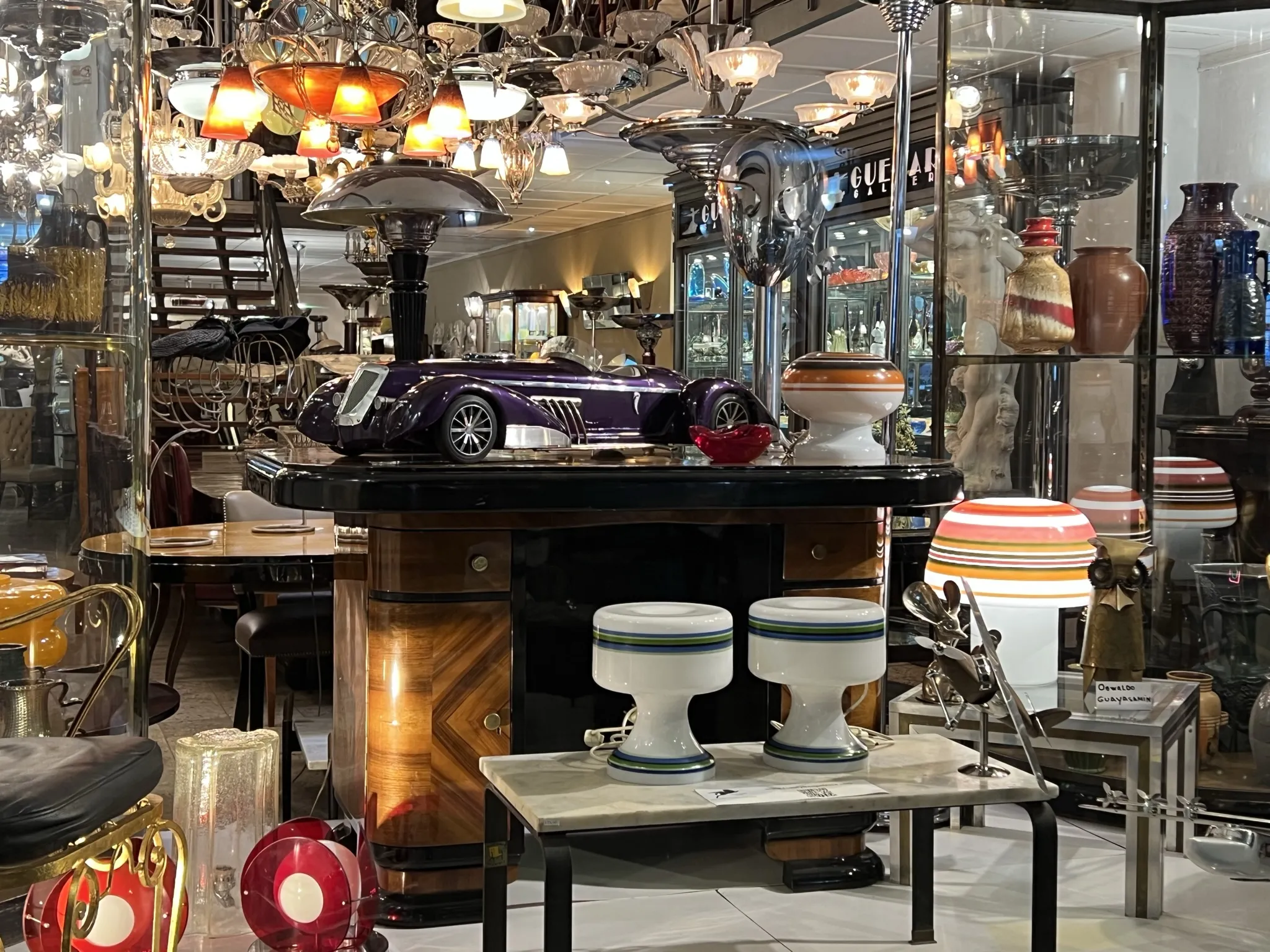 Mesa ratona antigua con detalles decorativos en un ambiente sofisticado