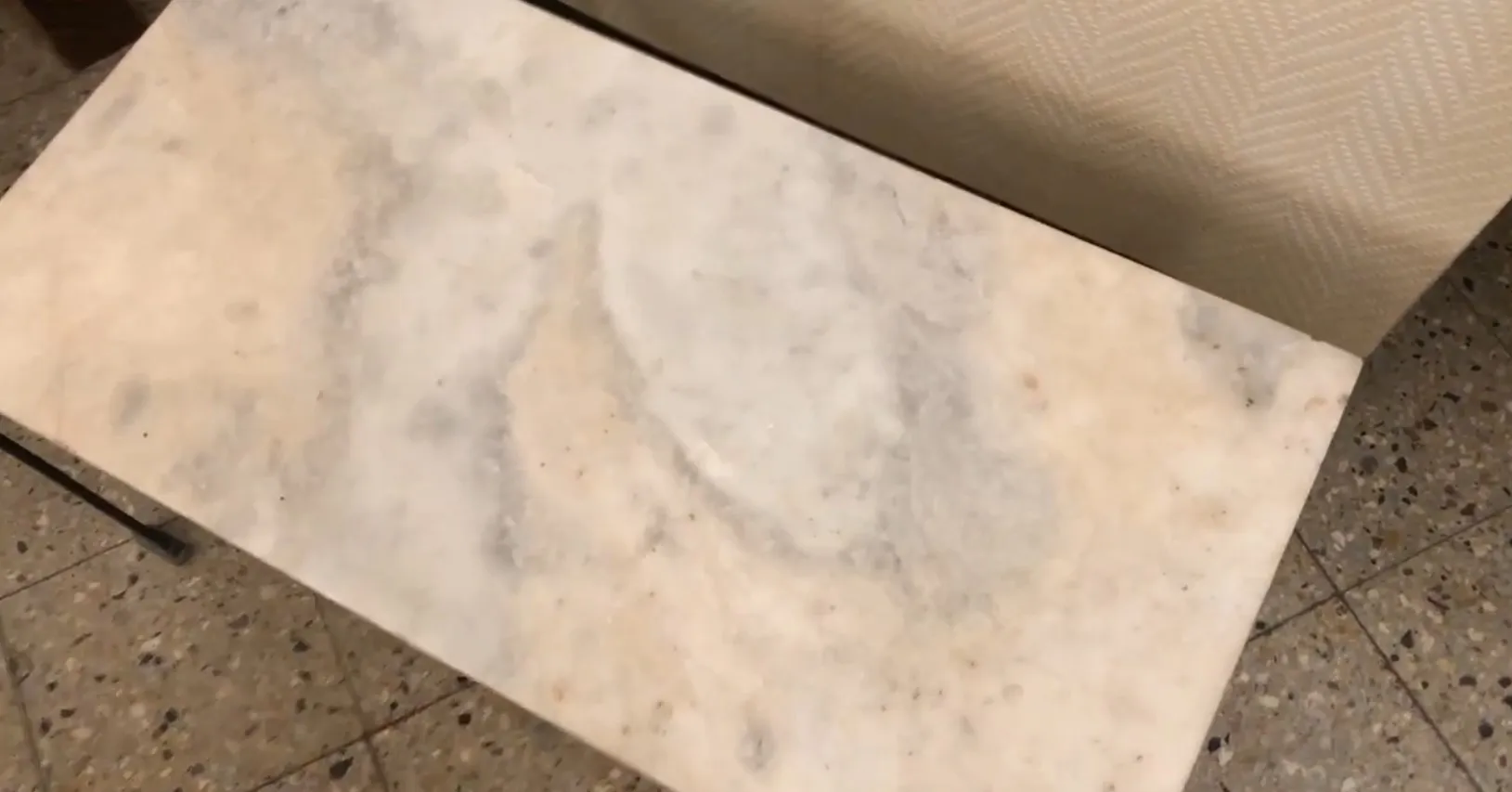 tavolino da caffè antico, superficie decorativa chiara, atmosfera classica