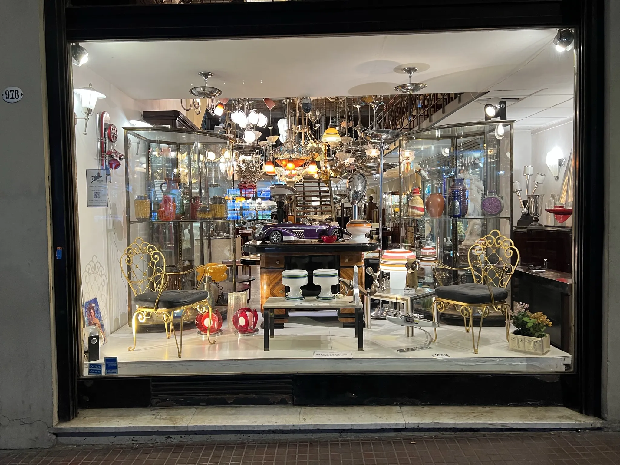 Mesa de centro antiga com cadeiras em um ambiente de antiguidades