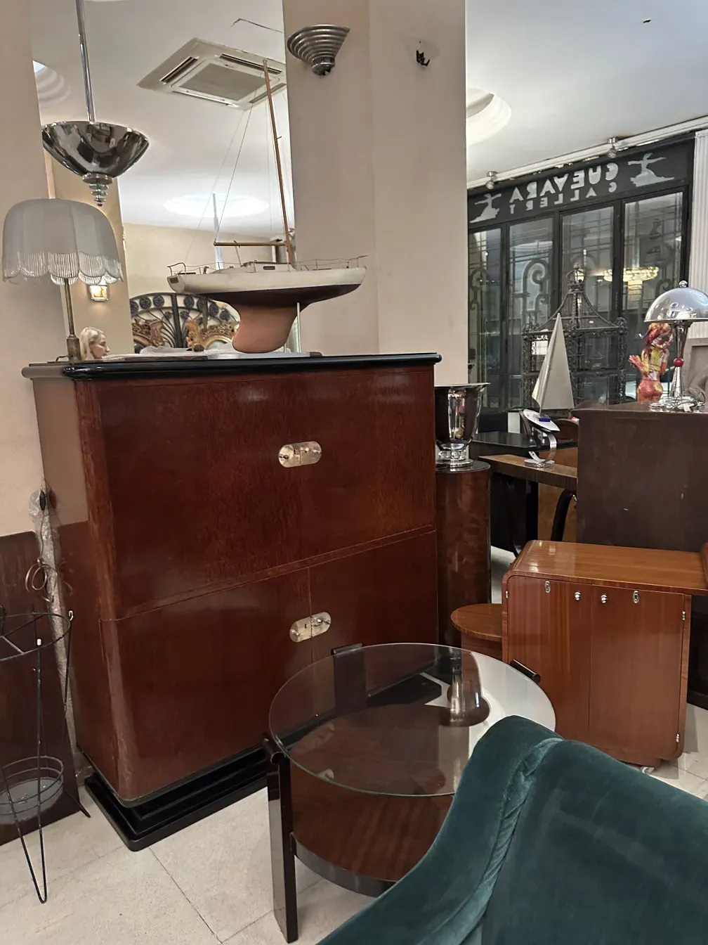 tavolino da caffè antico in vetro, sfondo accogliente con altri mobili