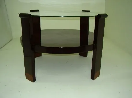 tavolino da caffè antico con design elegante e base robusta