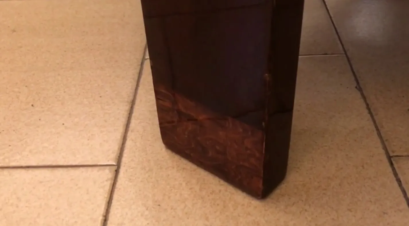 Detail des Fußes eines antiken Couchtisches mit subtiler Dekoration