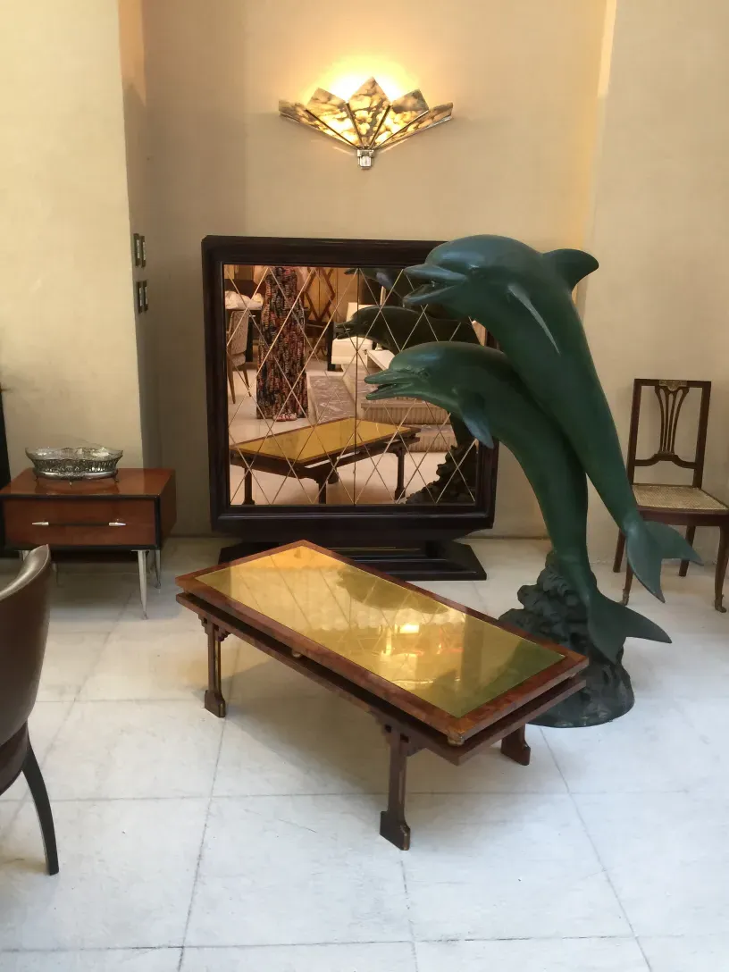 antiker Couchtisch mit dekorativem Detail und elegantem Hintergrund