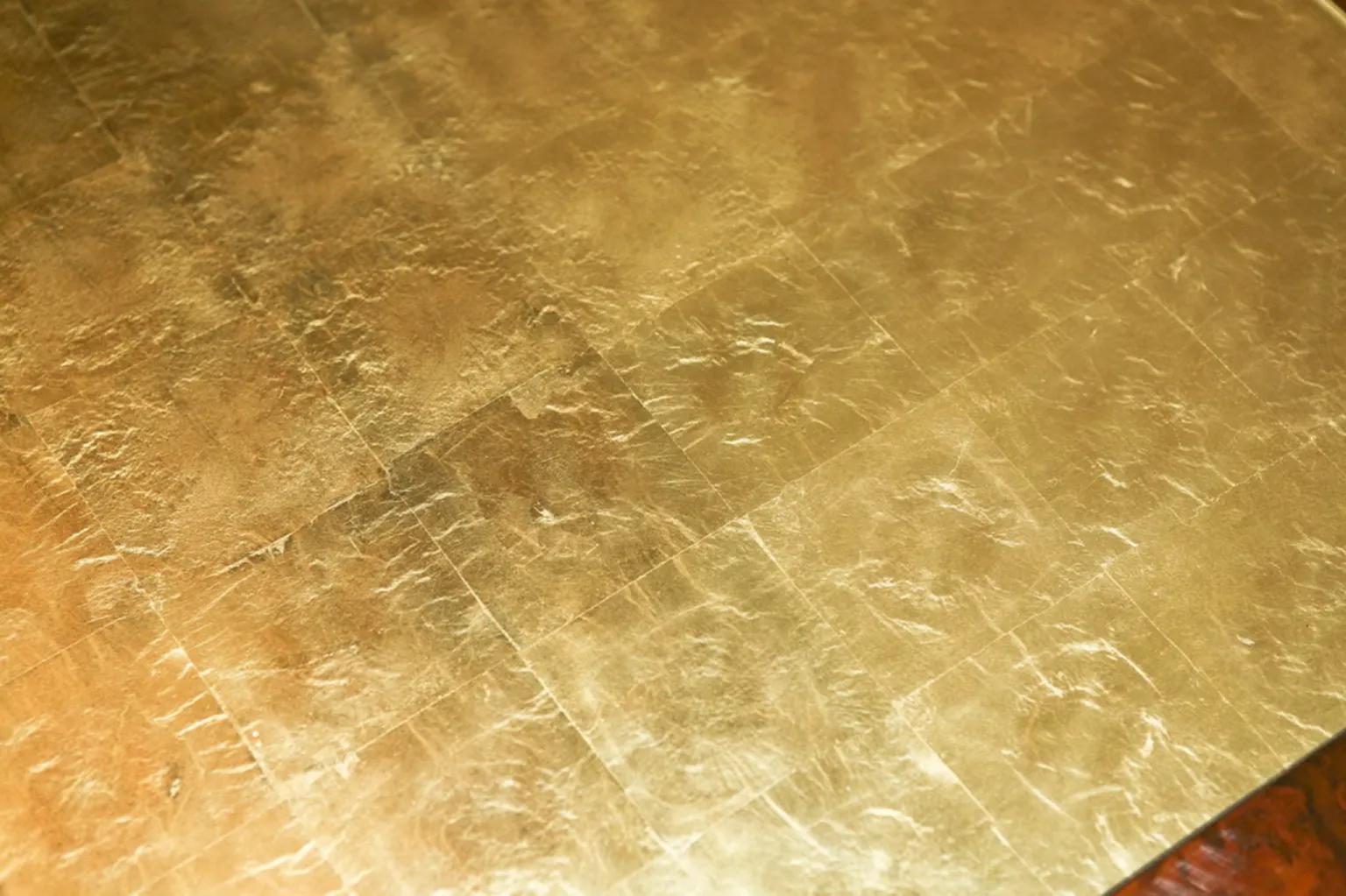 antiker Couchtisch mit goldener Oberfläche, elegant und einzigartig in einer gemütlichen Umgebung