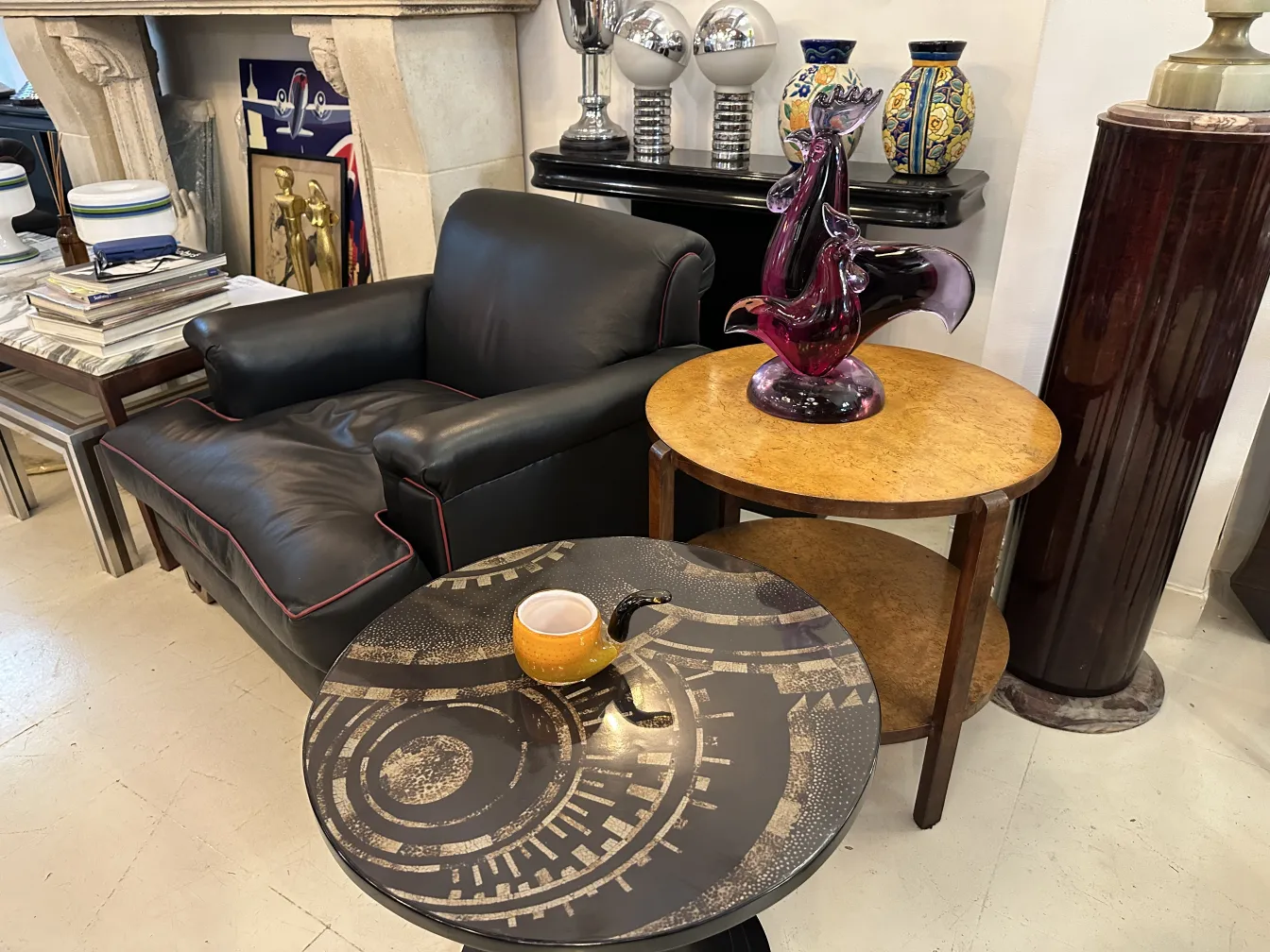 petite table ancienne noire avec motif circulaire dans un cadre élégant