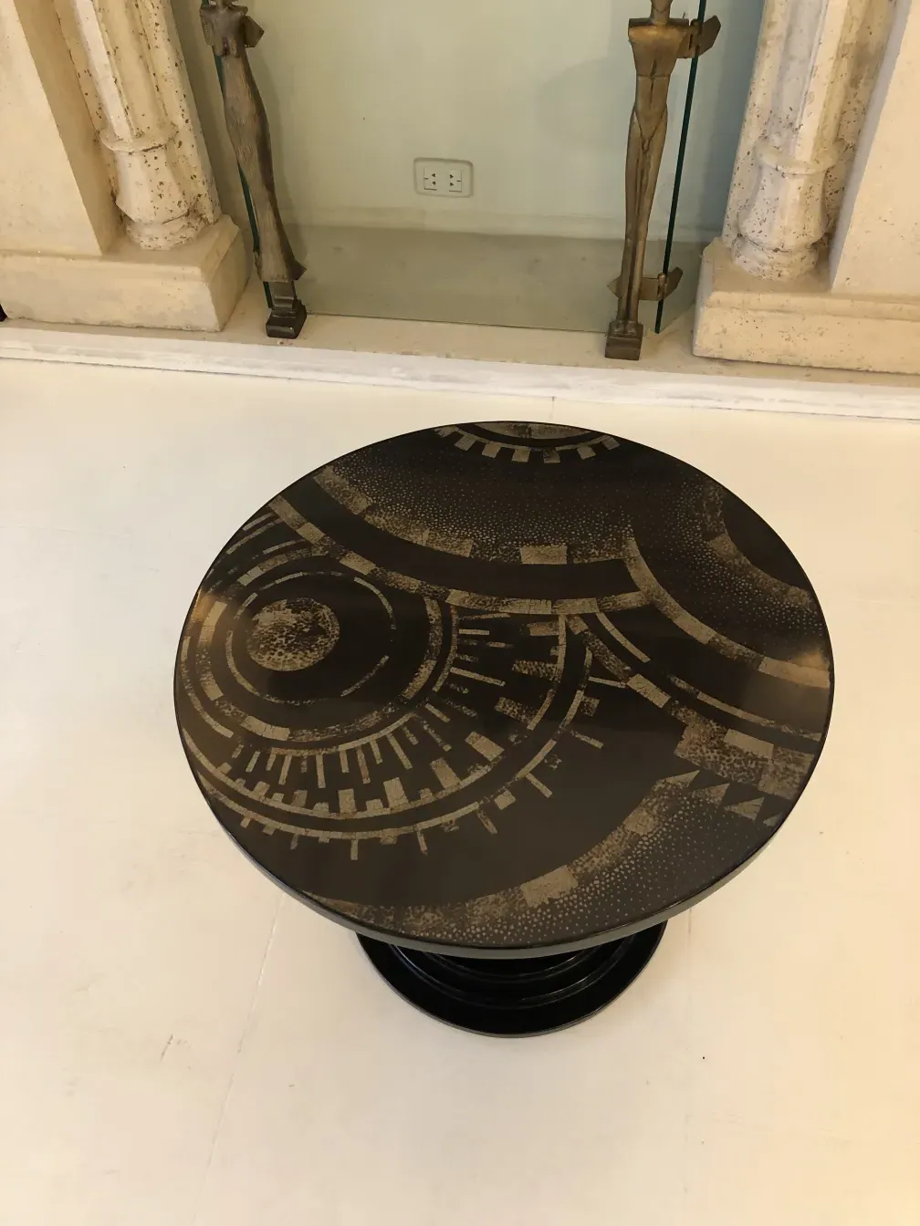 Petite table antique avec un design unique, cadre minimaliste.