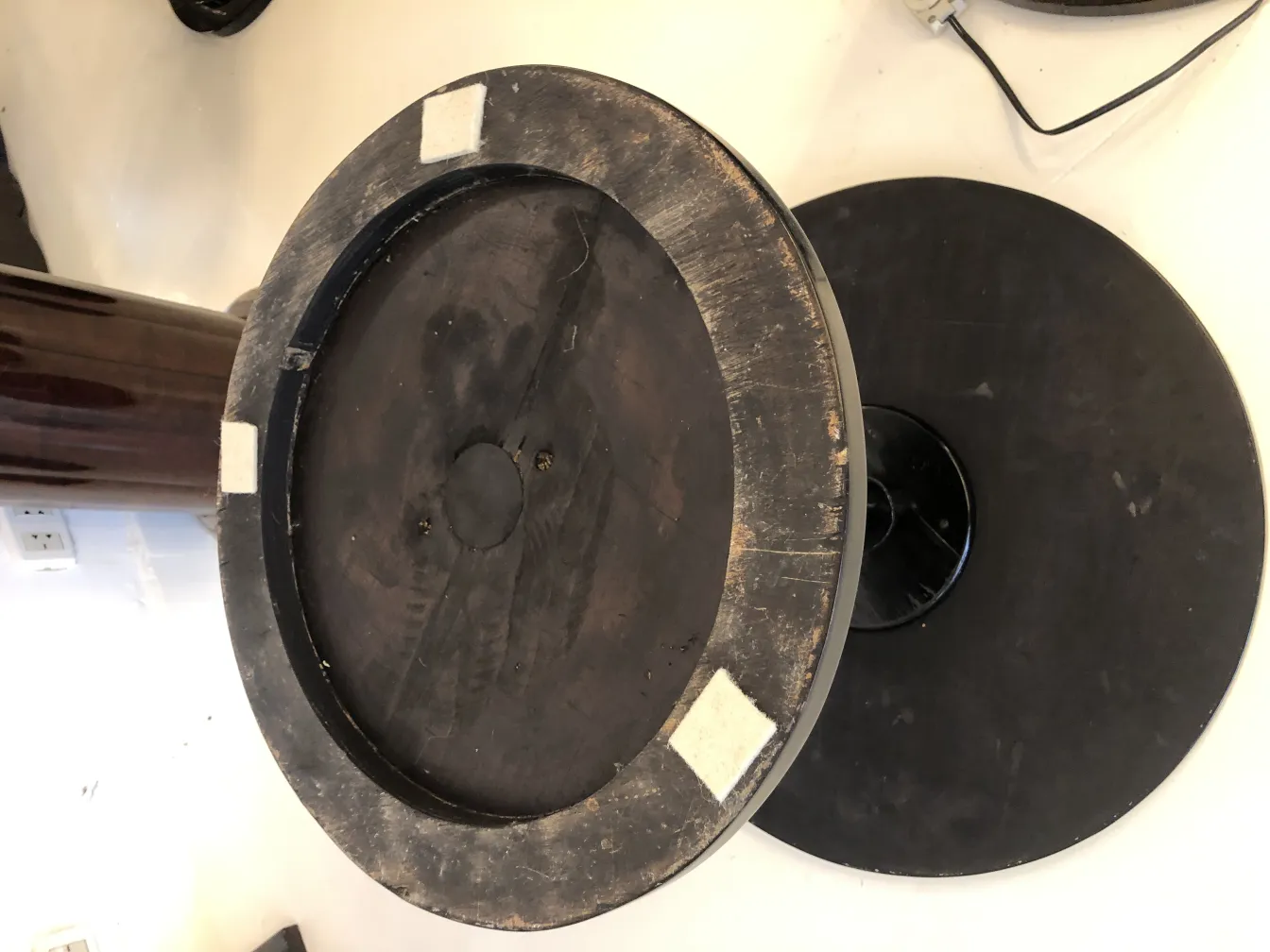 Gebrauchter antiker runder Tisch mit sichtbaren Details und einer gemütlichen Atmosphäre.