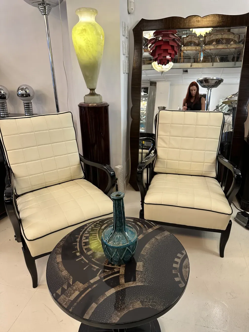 antiker kleiner Tisch mit dekorativen Details und Blumen