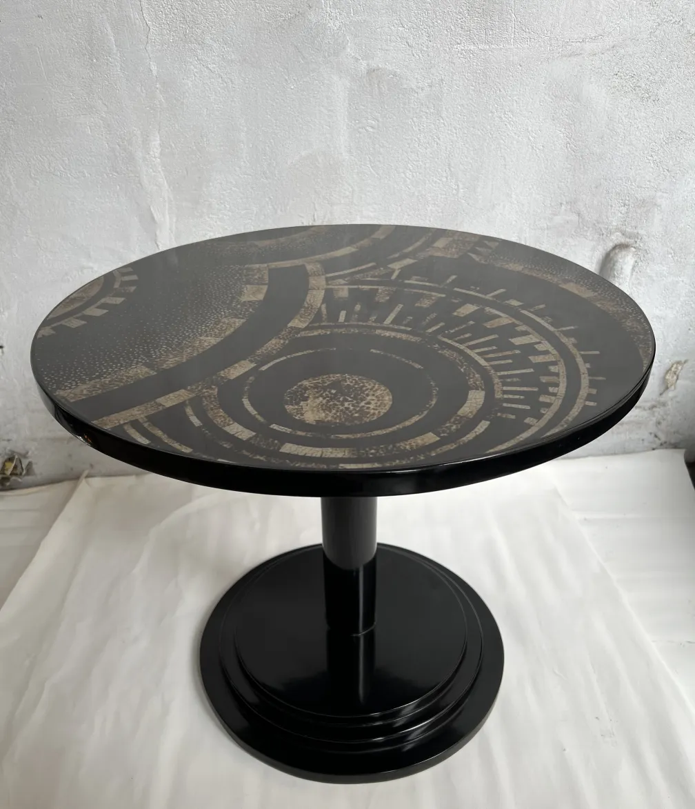 Petite table antique avec surface décorative sombre
