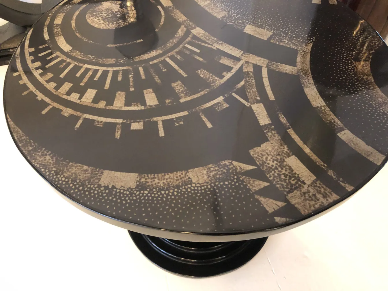 tavolino antico con design geometrico moderno e colori scuri