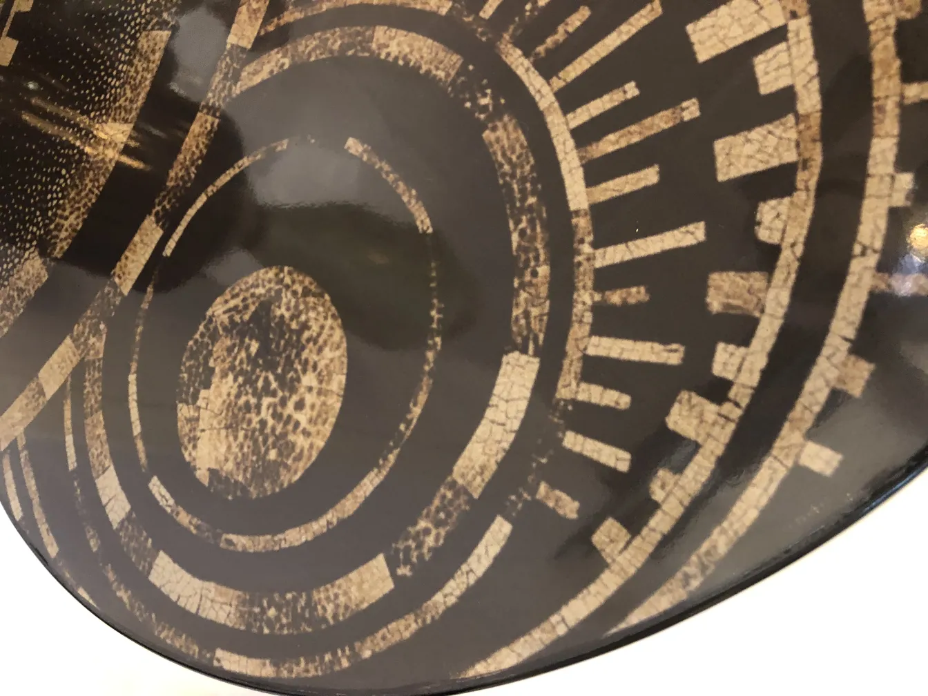 mesita antigua con diseño decorativo y fondo oscuro