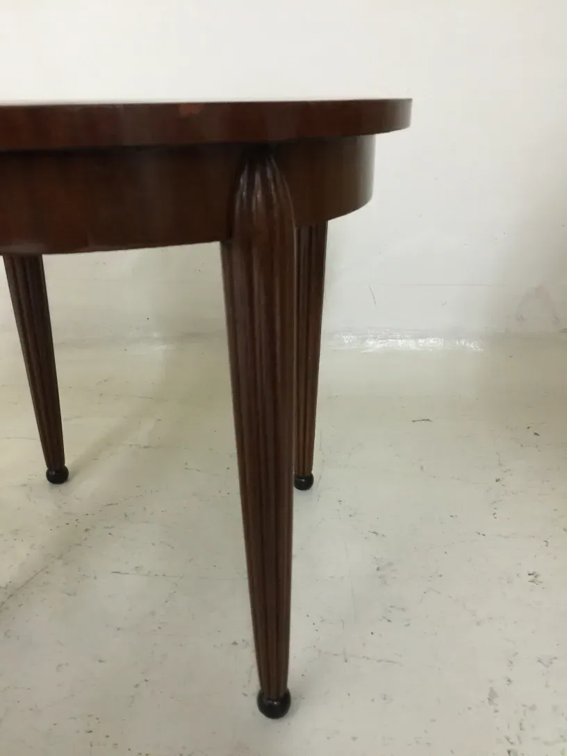 tavolino antico con design classico e gambe sottili e eleganti