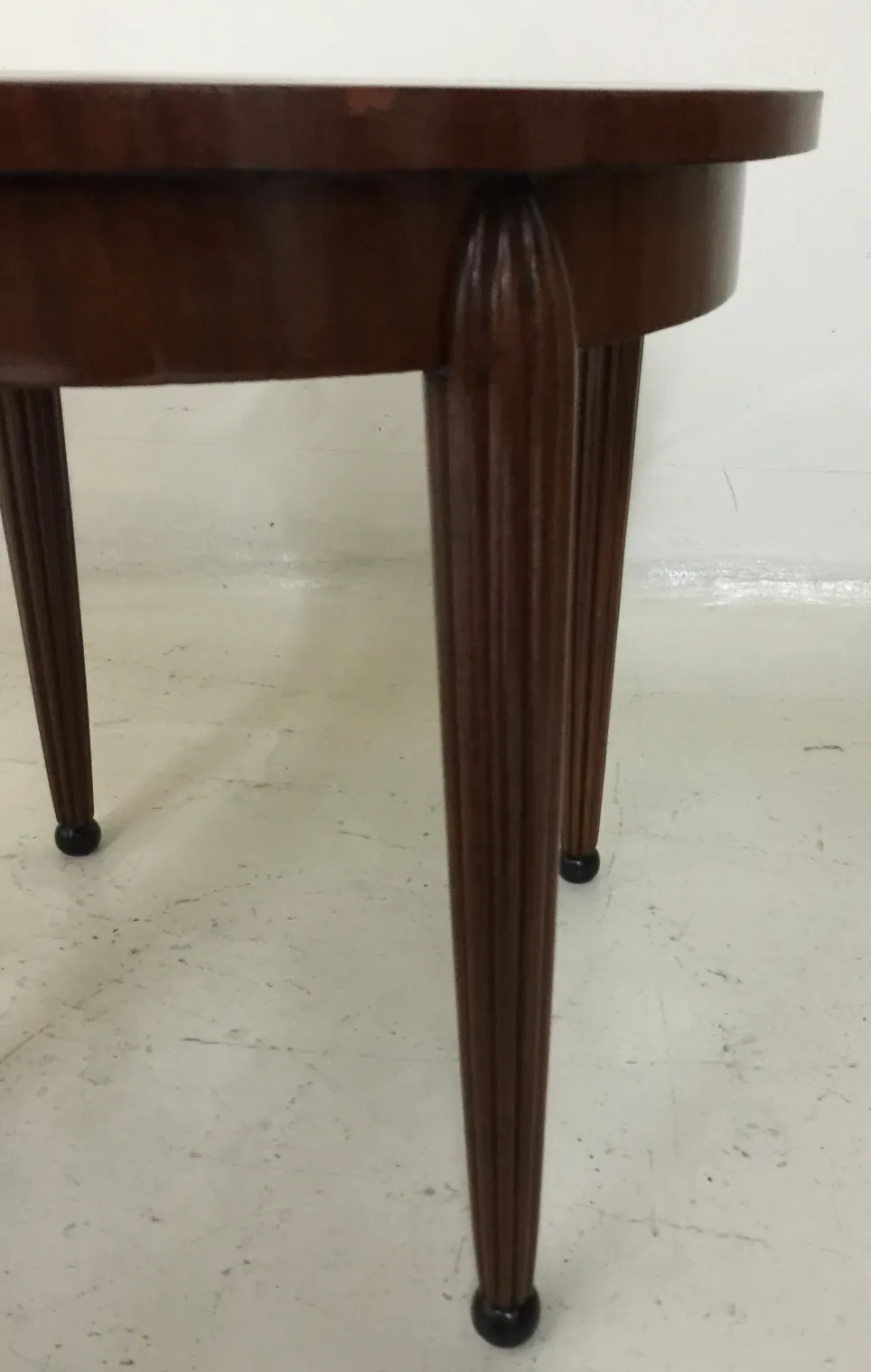 tavolino antico rotondo con gambe eleganti