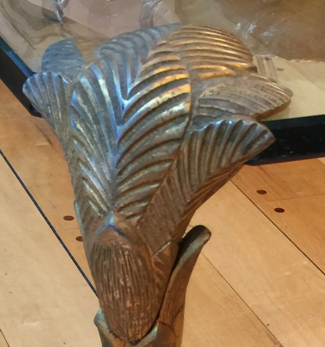 mesa ratona antigua con detalles en forma de hoja