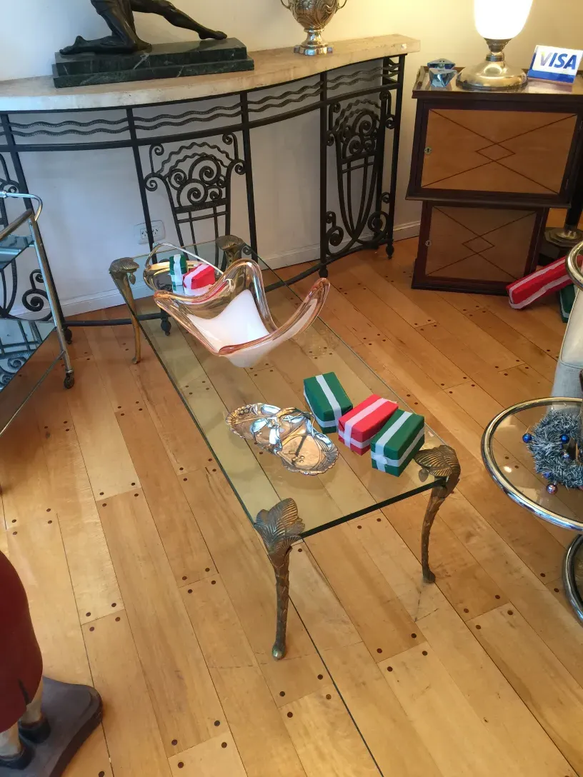 Antiker Couchtisch von Maison Charles mit elegantem Design, umgeben von Dekor in einer gemütlichen Umgebung.