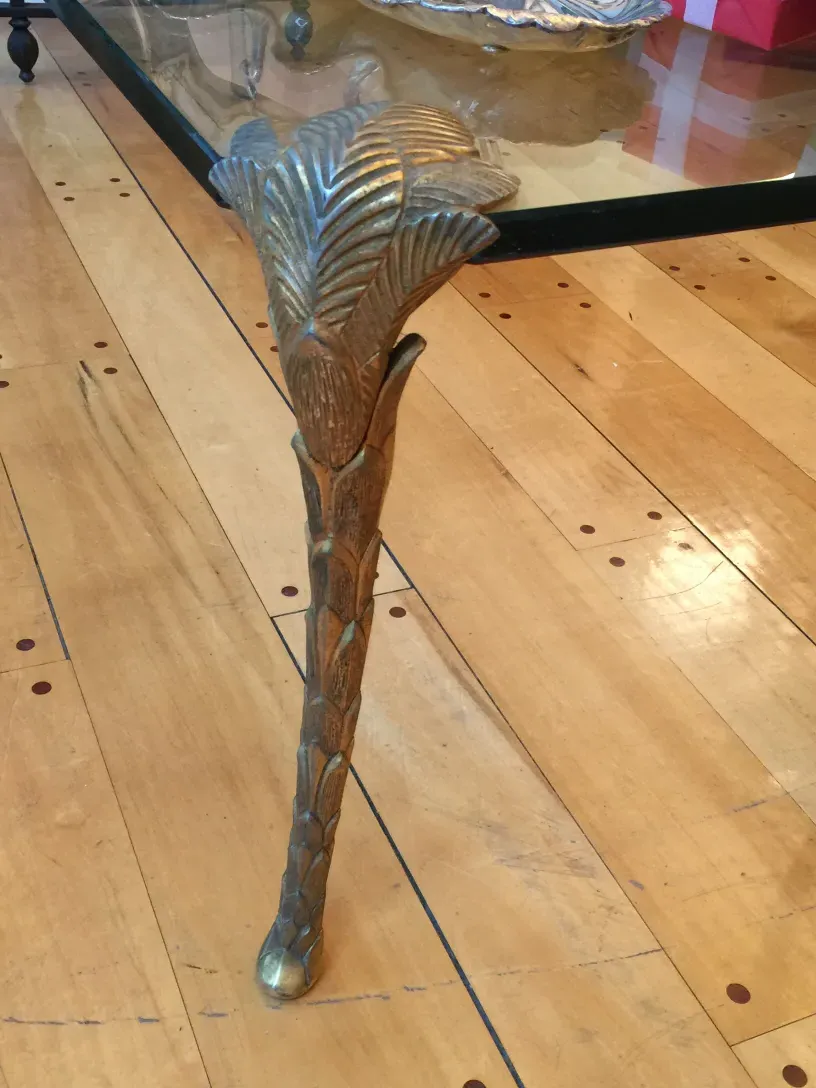 Tavolino da caffè antico con base decorativa a foglia, casa accogliente