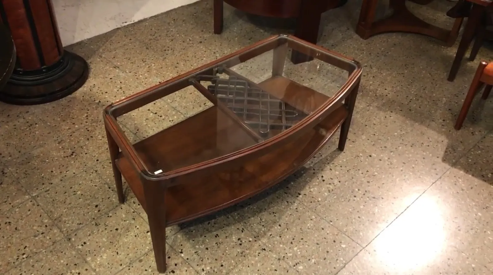 couchtisch mit elegantem Design in einem gemütlichen Umfeld