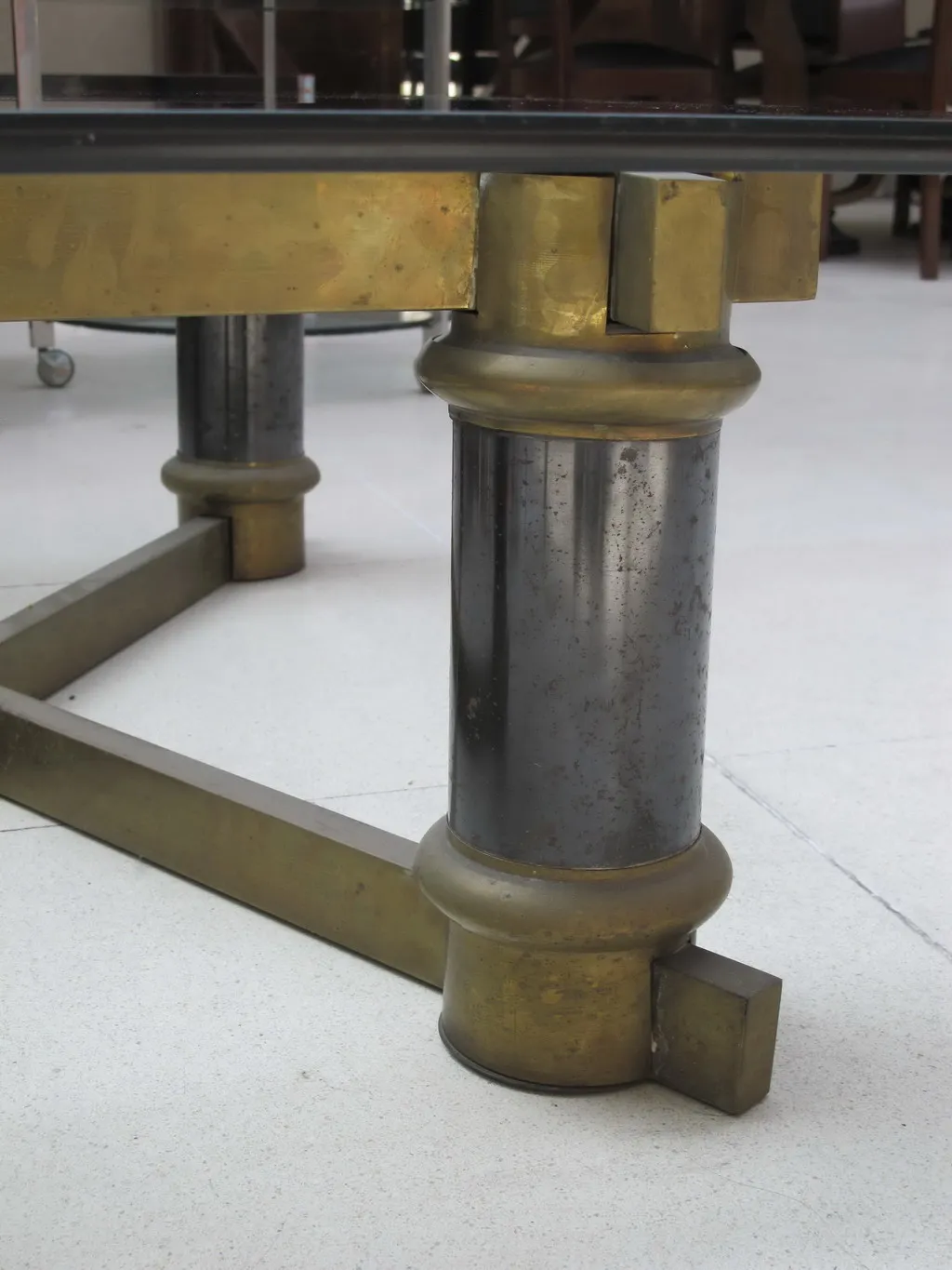 antiker Couchtisch mit Metallbasis, stilvoll und robust