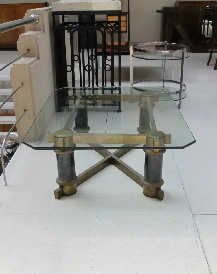 antiker Couchtisch mit klarem Glas und Metallbeinen, modernes Umfeld