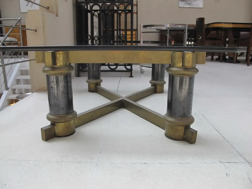 mesa ratona antigua con base de metal y vidrio, elegante para sala