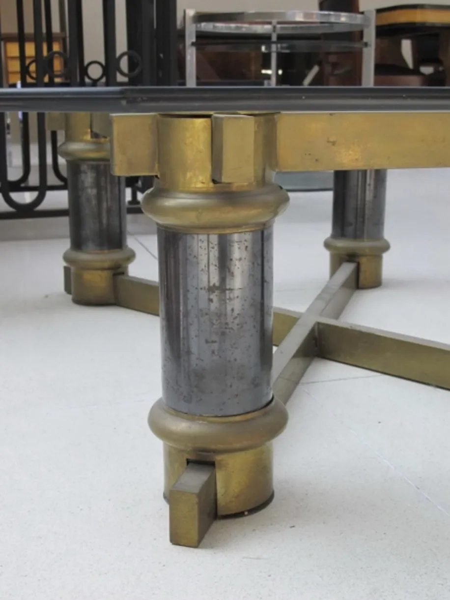 tavolino da caffè antico con base dorata e gambe decorative