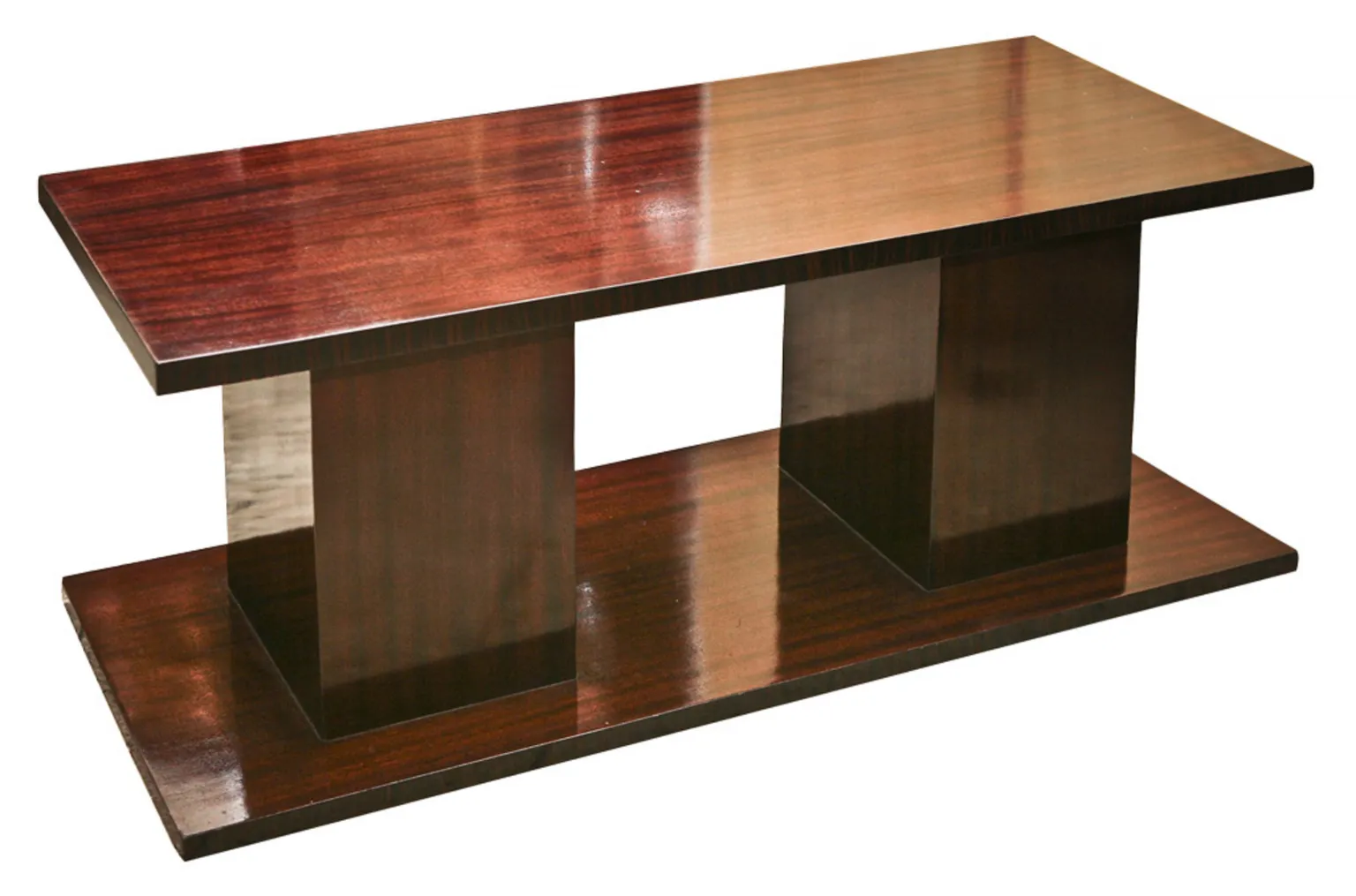 mesa de centro antiga com tampo plano e base em forma de cubo, cercada de decoração