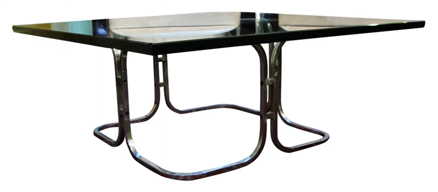 mesa ratona antigua con patas elegantes en un ambiente acogedor