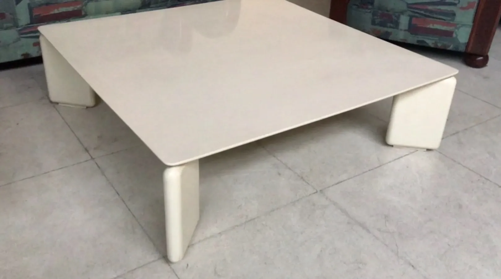 mesa de centro antiga com design simples e pernas arredondadas, vico magistretti