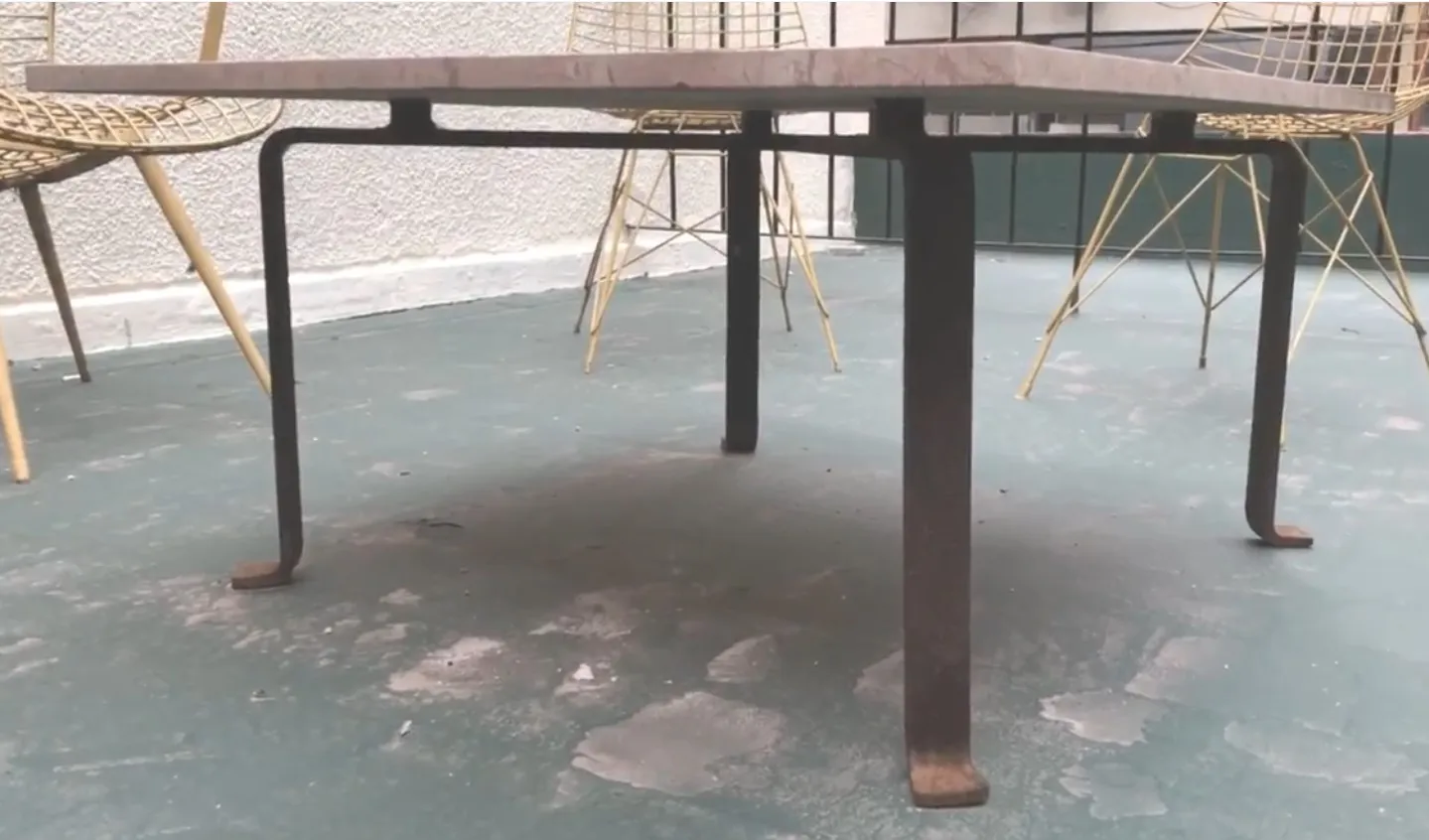 table basse ancienne avec des jambes élégantes dans un cadre apaisant