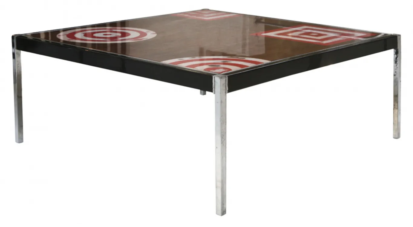 table basse ancienne avec base noire et détails géométriques rouges