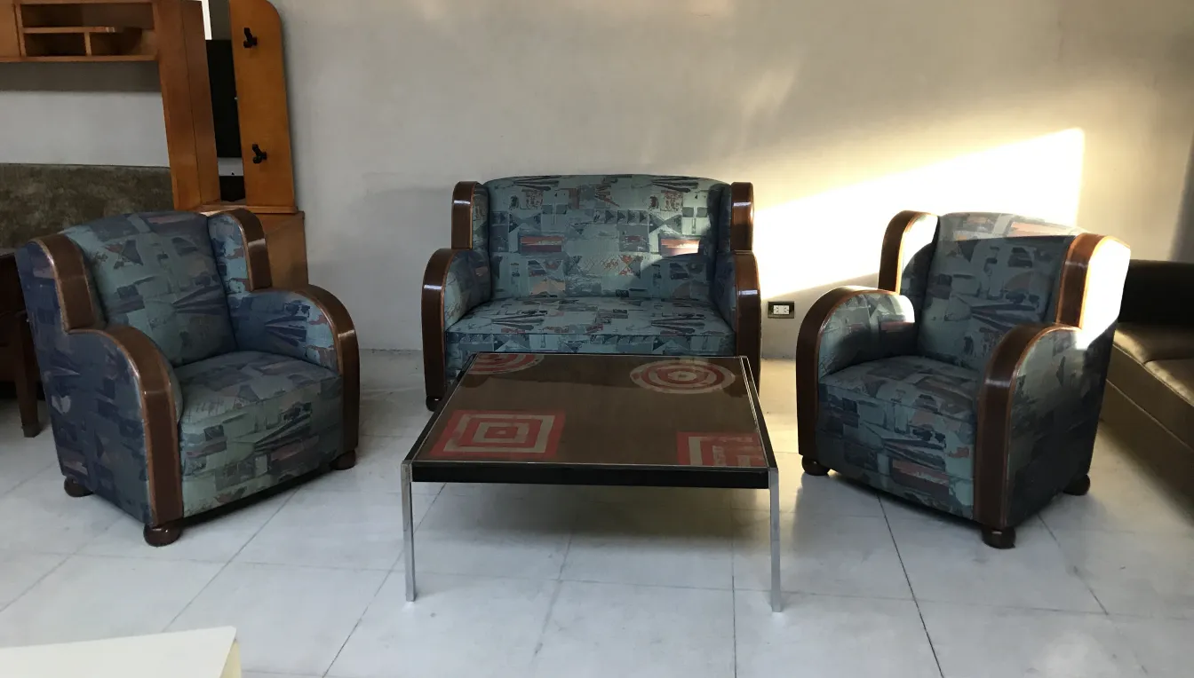 Mesa ratona antigua en un ambiente acogedor con sillones