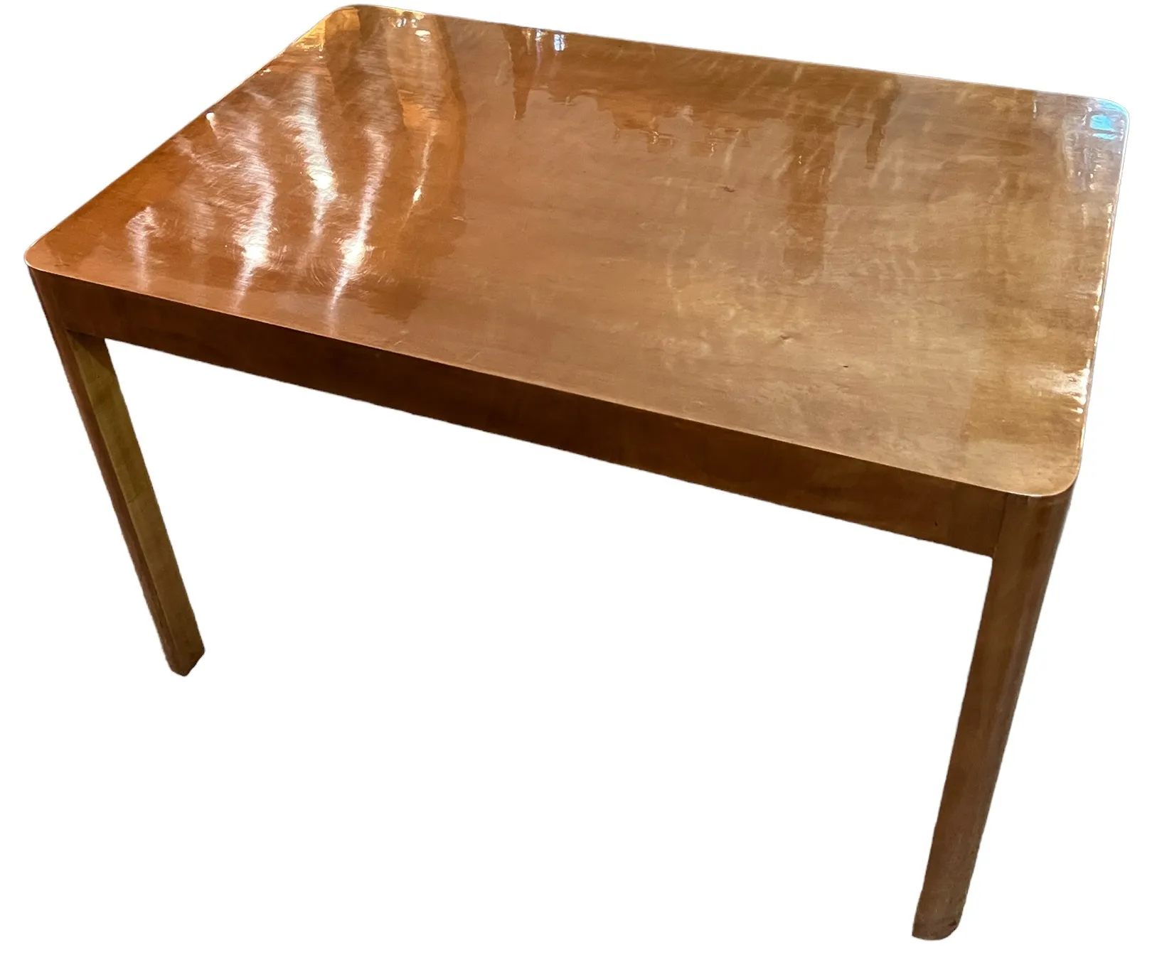 mesa de centro antiga em forma retangular em ambiente decorativo