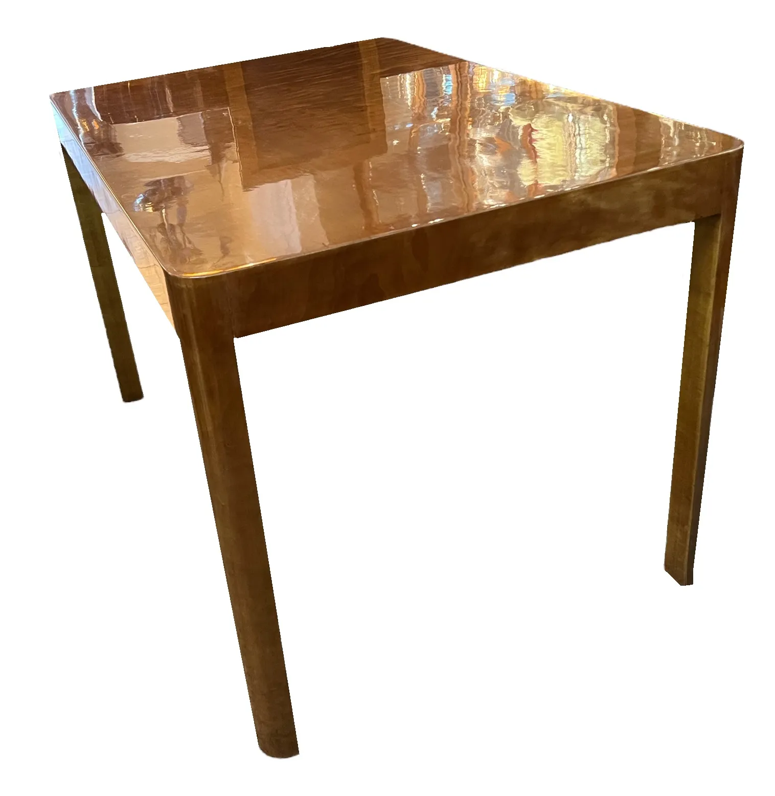 table basse ancienne avec surface brillante et pieds droits