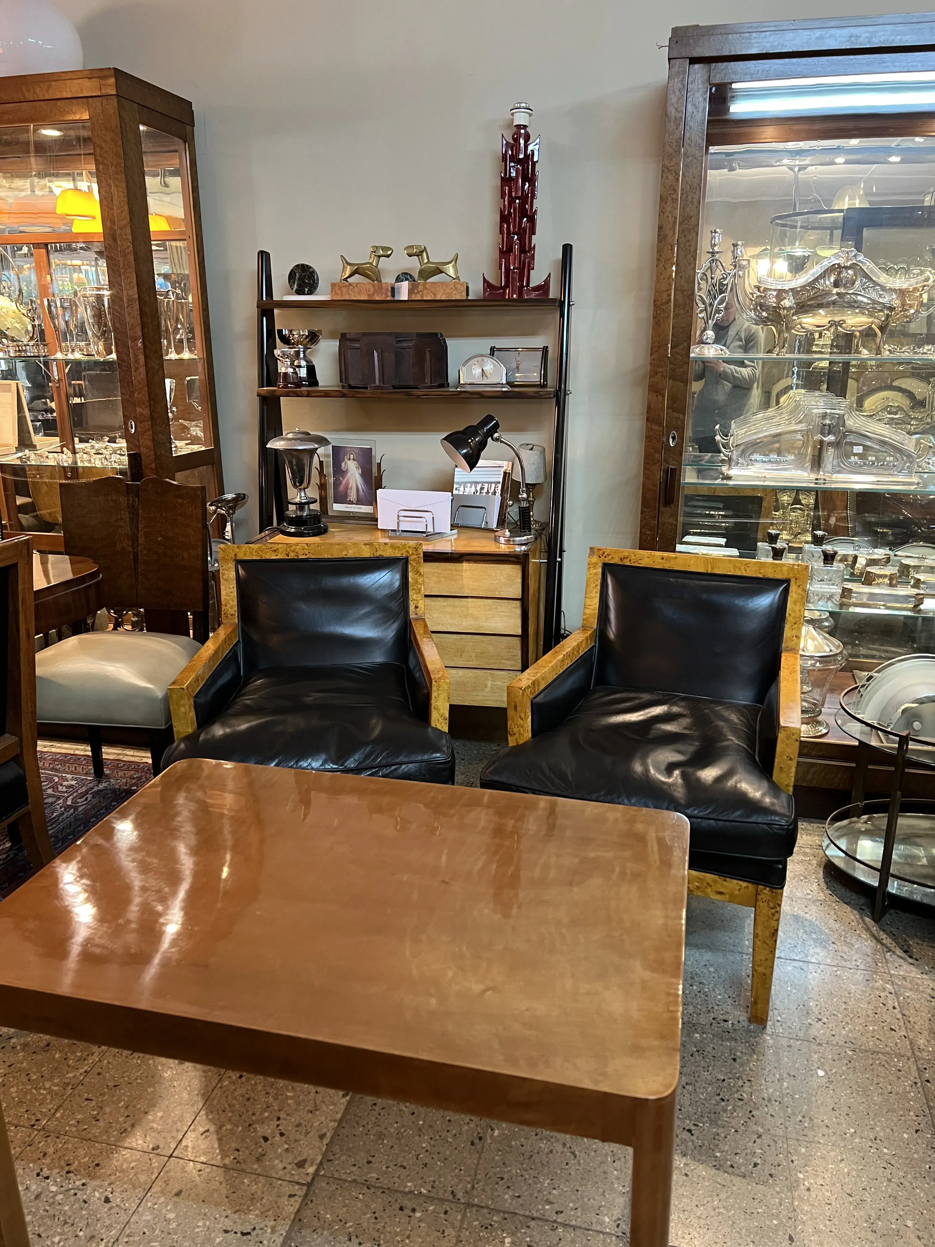 mesa ratona antigua con ambiente acogedor y sillas negras