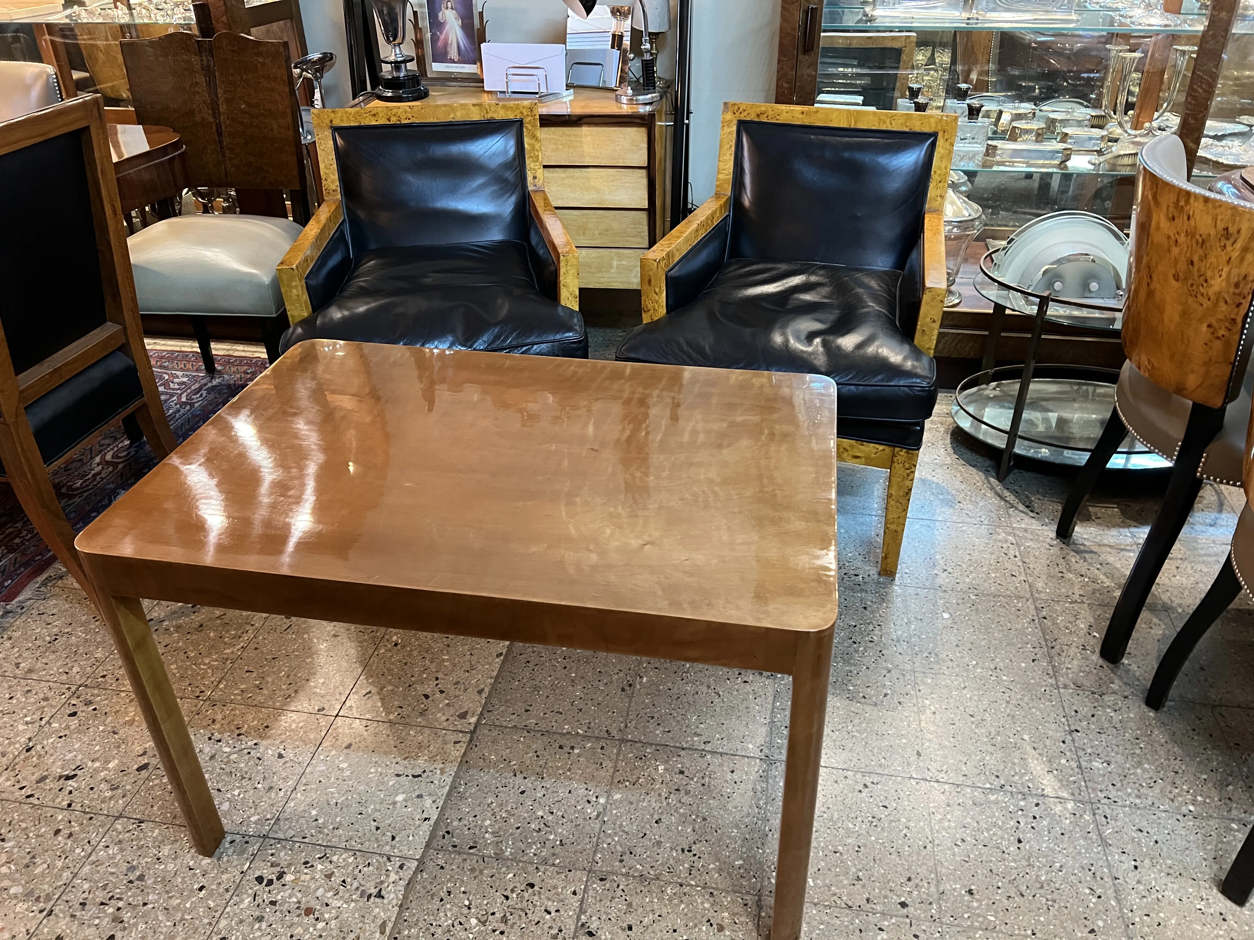 tavolino da caffè antico con sedie in pelle in un ambiente classico