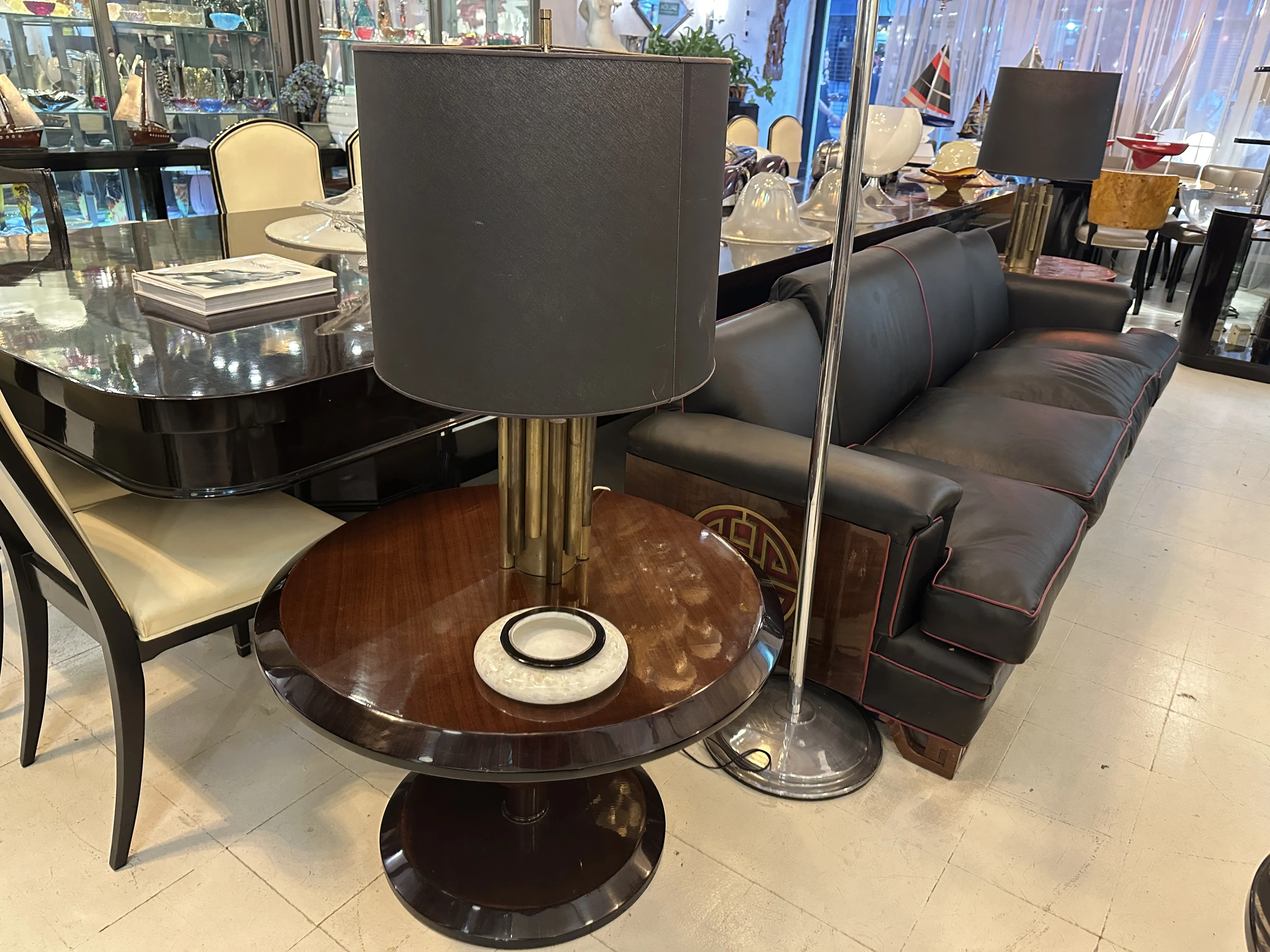 antiker Couchtisch mit elegantem Design und Lampe