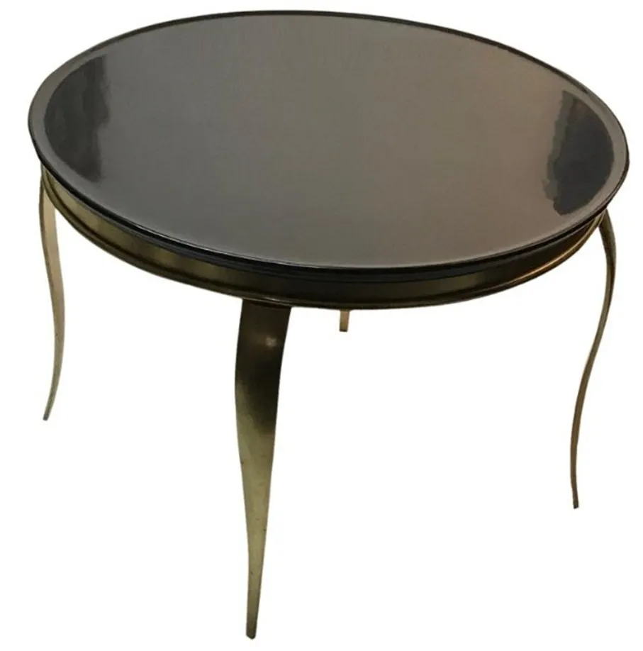 antiker runder couchtisch mit eleganten Beinen, in einer gemütlichen Umgebung.