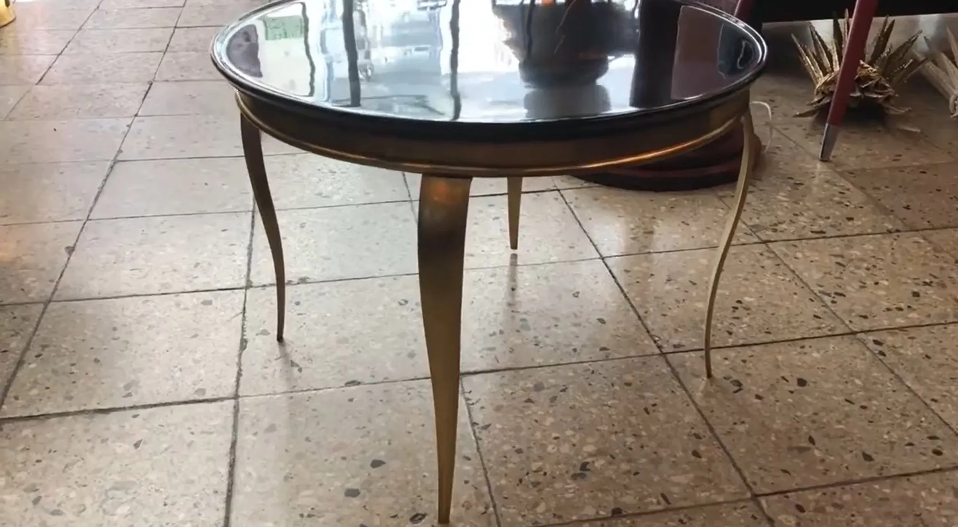 mesa ratona antigua con patas elegantes en un entorno moderno